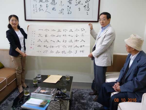 馬仁武先生向虞山鎮(zhèn)僑務(wù)工作站捐贈書法作品