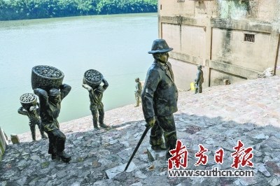 松口鎮(zhèn)火船碼頭重新豎立了許多當(dāng)年的人物雕塑,仿佛曾經(jīng)繁華的景象再現(xiàn)。南方日?qǐng)?bào)記者