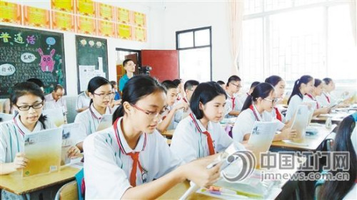 新會(huì)葵城中學(xué)學(xué)生津津有味地閱讀《江門歷史》。