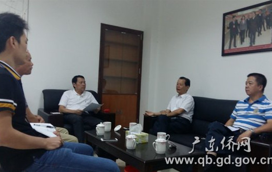 覃小健與肇慶高新區(qū)社工局副局長溫木水及相關人員座談