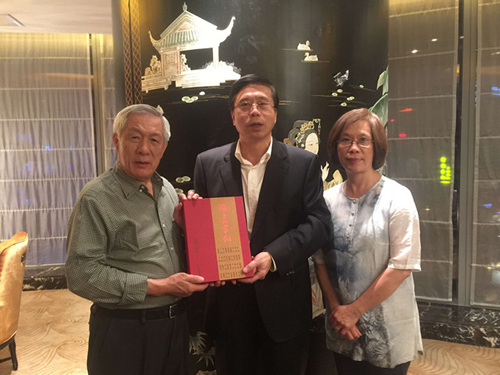 福建省僑辦主任馮志農(nóng)向池洪湖先生贈(zèng)送《福建家訓(xùn)》一書