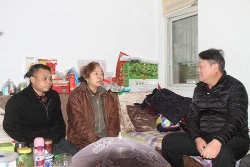 中國僑網(wǎng)四川省外事僑務副主任沈超看望慰問貧困僑眷封桂珍、封有利