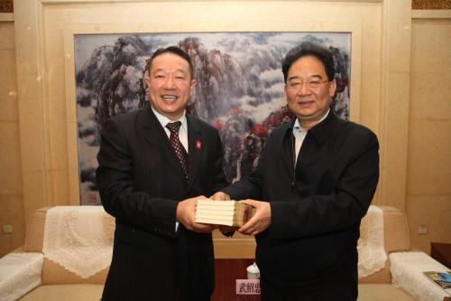 中國(guó)僑網(wǎng)武紹忠向加拿大晉商總會(huì)會(huì)長(zhǎng)趙向東先生贈(zèng)送禮品