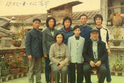中國僑網(wǎng)1982年春節(jié)林建榮(后排左一)與全家人的合影