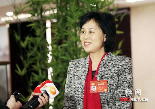 中國(guó)僑網(wǎng)列席全國(guó)政協(xié)十二屆五次會(huì)議的湖南省委常委、省委統(tǒng)戰(zhàn)部部長(zhǎng)黃蘭香接受時(shí)刻新聞?dòng)浾卟稍L。