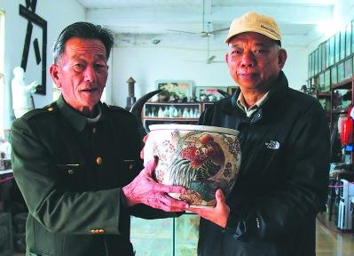 中國(guó)僑網(wǎng)孫劍魂(右)將古玩捐贈(zèng)給東山閩臺(tái)民俗館館長(zhǎng)林財(cái)平。