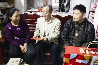 中國僑網(wǎng)鄭凱平(中)一行慰問光明新區(qū)困難歸僑。受訪者供圖
