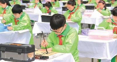中國僑網(wǎng)東關(guān)小學學生在練習書法。 游儀 攝