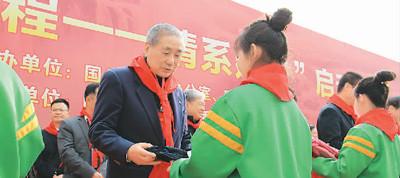 中國僑網(wǎng)海外僑胞向?qū)W生捐贈學習用品。 游儀 攝