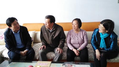 中國(guó)僑網(wǎng)到僑眷家里進(jìn)行慰問(wèn)。