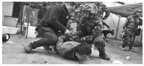 中國(guó)僑網(wǎng)圖為警方抓捕制毒犯罪嫌疑人現(xiàn)場(chǎng)。重慶市公安局禁毒總隊(duì)供圖