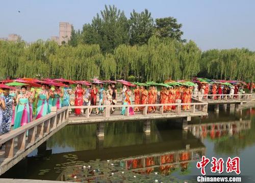 中國僑網(wǎng)圖為千人旗袍巡游活動現(xiàn)場。黃驊市委宣傳部供圖