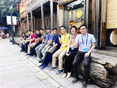 中國(guó)僑網(wǎng)圖為研修班部分學(xué)員在福州三坊七巷留影。 (張章武 攝)