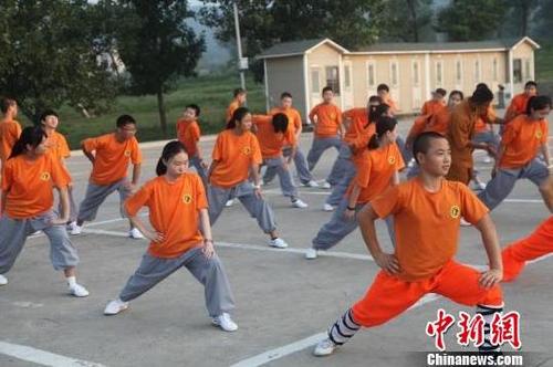 中國僑網(wǎng)清晨5點半,營員在中岳寺前晨練. 韋金鶴 攝