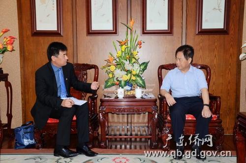 中國僑網(wǎng)李仲民(右)與李國東會長座談交流