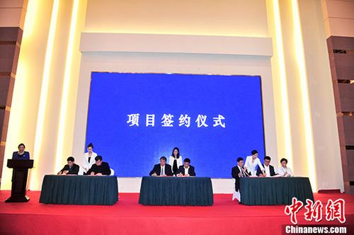 中國僑網(wǎng)萬僑創(chuàng)新經(jīng)貿(mào)洽談暨遼寧省僑商投資企業(yè)協(xié)會第二屆會員代表大會27日在遼寧友誼賓館召開