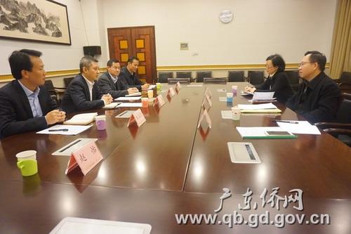 中國僑網(wǎng)廣東省僑辦副主任鄭建民(右一)率調(diào)研組赴四川省外僑辦調(diào)研,四川省外僑辦副主任文甦和相關(guān)業(yè)務(wù)處負責同志與調(diào)研組座談交流