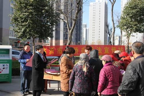 中國僑網(wǎng)圖為僑法宣傳活動現(xiàn)場 臨沂市外僑辦供圖