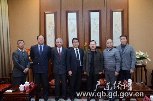 中國(guó)僑網(wǎng)鄭建民(右三)與陳明德(右四)合影留念