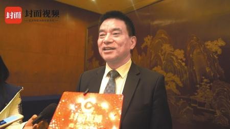 中國(guó)僑網(wǎng)劉永好接受華西都市報(bào)-封面新聞采訪。(視頻截圖)