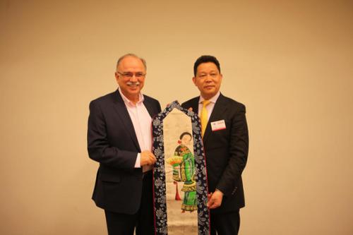 中國(guó)僑網(wǎng)楊興平向歐洲議會(huì)副議長(zhǎng)帕帕迪莫里斯贈(zèng)送紀(jì)念品