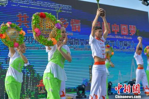 中國僑網(wǎng)開幕式上上演了當?shù)靥厣奈乃嚤硌?。 駱云飛 攝