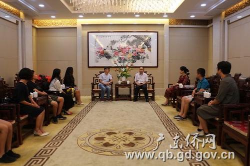中國(guó)僑網(wǎng)林琳巡視員(右四)會(huì)見(jiàn)圣馬丁華人會(huì)館莫?jiǎng)艍褧?huì)長(zhǎng)(右五)一行。