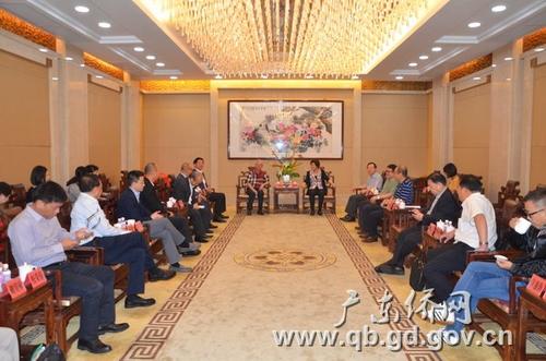 中國僑網(wǎng)龐國梅主任會見部分會議代表