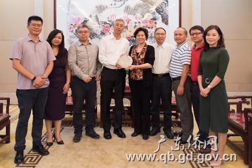 中國僑網龐國梅主任(右五)向魯展雨會長(左四)致送紀念品