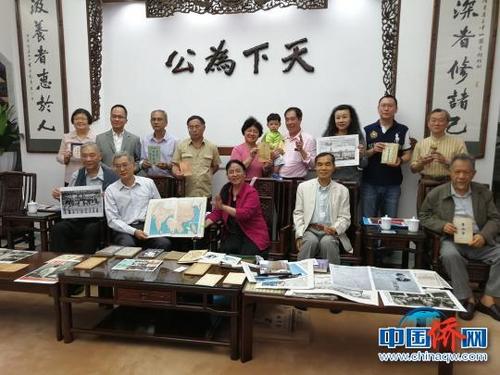 中國僑網(wǎng)旅美華人招思虹向廣東省立中山圖書館捐贈珍貴文獻(xiàn)資料 郭軍 攝