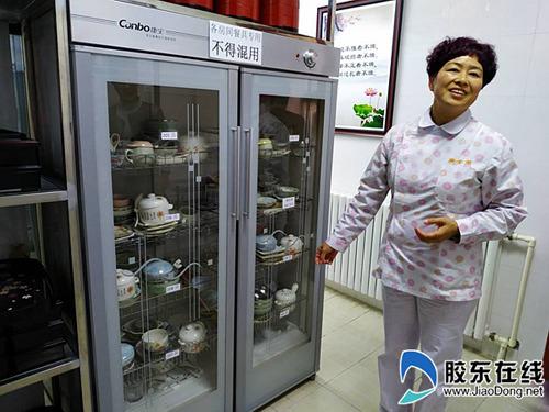 中國僑網(wǎng)工作人員帶領(lǐng)記者參觀廚房