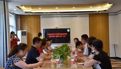 中國僑網(wǎng)在“僑胞之家”活動室聽取社區(qū)負(fù)責(zé)人匯報