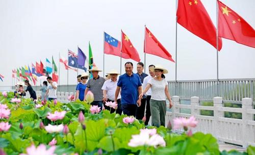 中國僑網(wǎng)黃芳調(diào)研僑界脫貧攻堅(jiān)典型—隆回縣向家村。