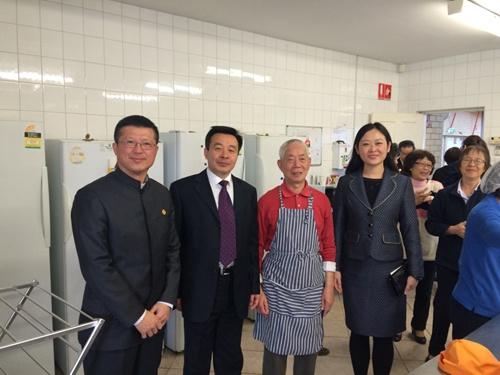 雷總領(lǐng)事夫婦與丁少平會(huì)長(zhǎng)、文化中心義工合影