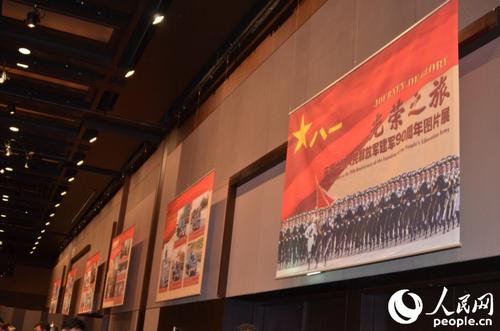 中國僑網招待會還舉辦了以“光榮之旅”為主題的慶祝中國人民解放軍建軍90周年圖片展。(夏雪 攝)