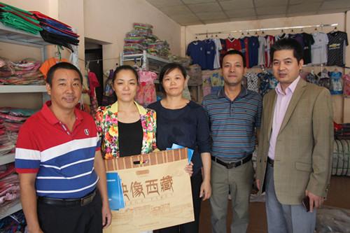 中國僑網使館工作人員走訪乍得華人商鋪。