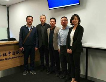 中國僑網(wǎng)駐阿德萊德總領館代總領事梅運才走訪阿德萊德中國簽證申請服務中心。