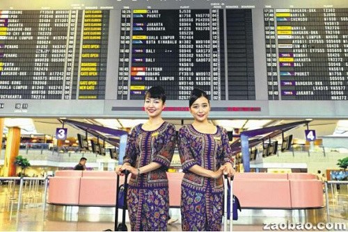 新航空姐殷悅(左)熱愛空服職業(yè)。(新加坡《聯(lián)合早報》/龍國雄