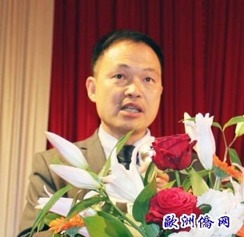 上屆會(huì)長(zhǎng)周月高作會(huì)務(wù)總結(jié)報(bào)告。(意大利《歐洲僑報(bào)》)