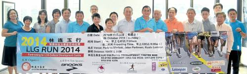 沈德和(右八)與各州工委會主席及各大贊助商呼吁民眾踴躍參與“2014年林連玉行”義跑活動。(馬來西亞《南洋商報》)