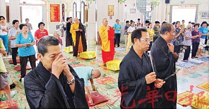 檳城佛學(xué)院舉行超度法會為馬航墜機(jī)靈魂祈福安息。(馬來西亞《光華日報》)