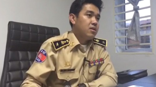 金邊警察局副局長波隆松主持記者會(huì)。(柬埔寨《星洲日?qǐng)?bào)》)