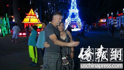 洛杉磯華人攜家?guī)Ь烨巴蹇h博覽會(huì)觀看中國(guó)花燈。(美國(guó)《僑報(bào)》/高睿