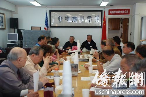 中國僑網(wǎng)“十一”國慶籌備委員會成員討論各項慶祝活動事宜。(美國《僑報》/吳卓明 攝)