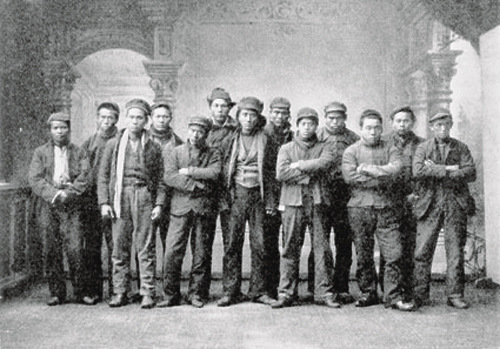 中國僑網(wǎng)上世紀20年代,一些中國商人和打工者的合影。(法國《歐洲時報》德國版/拉爾斯提供)