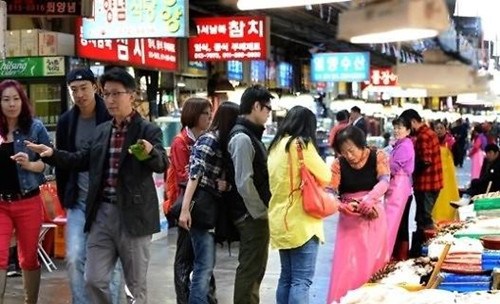 中國(guó)僑網(wǎng)中國(guó)游客正在購(gòu)買海鮮(圖片來自網(wǎng)絡(luò))