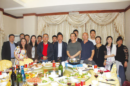 中國(guó)僑網(wǎng)會(huì)員合影留念。(南非華僑新聞網(wǎng))