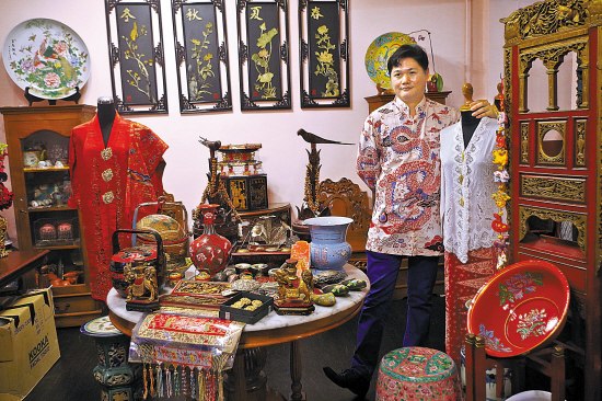 中國僑網(wǎng)黃俊榮向記者展示一個(gè)娘惹家庭的常見擺件,許多與中國傳統(tǒng)習(xí)俗相似。