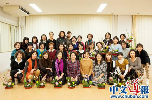 中國僑網(wǎng)花藝講座結(jié)束后歡樂合影(日本《中文導(dǎo)報》/潘遡 攝)