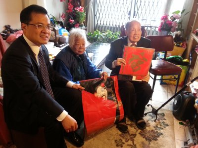 中國僑網(wǎng)中國駐芝加哥總領事趙衛(wèi)平(左)16日向林鈞堂(右)及其家人拜早年。(美國《世界日報》/高潔 攝)